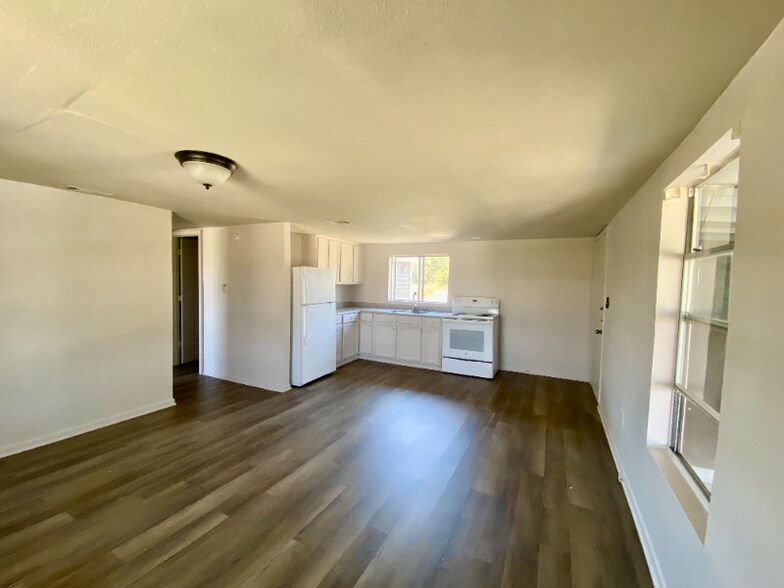 Building Photo - 415 Jasmine Ln