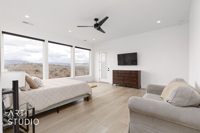 Building Photo - Beautiful 6 Bedroom 4.5 Bathroom Home in D...