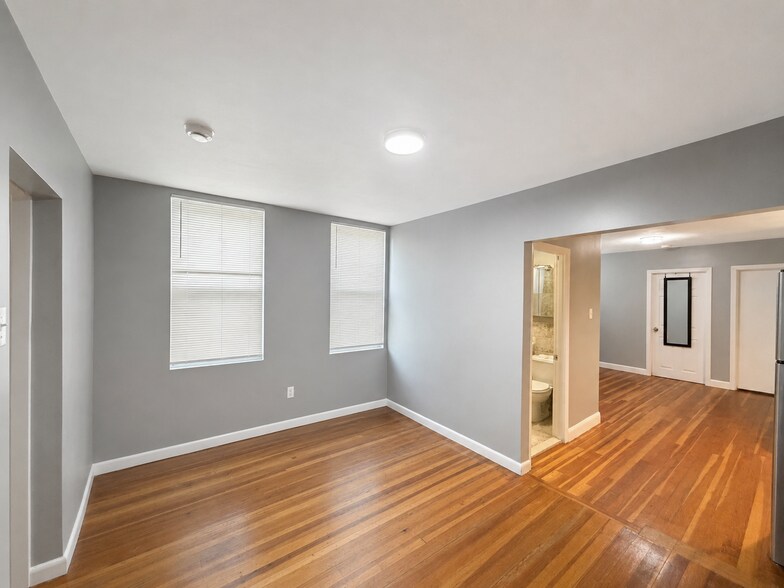 Building Photo - 153 Saratoga St