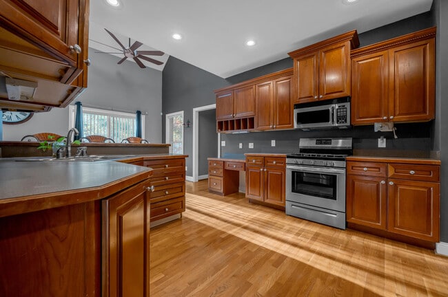 Building Photo - 2185 Roswell Dr