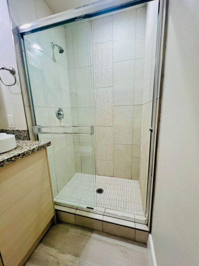 Building Photo - Spacious Studio Apartment Available in the Heart of La Jolla!