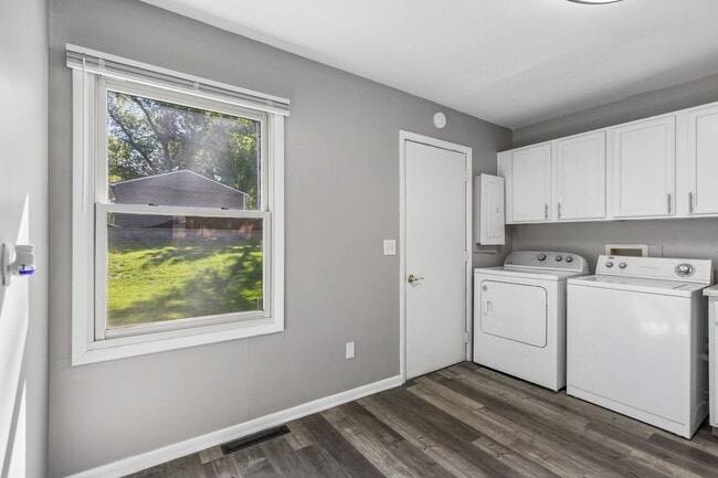 Building Photo - 7013 La Vista Dr