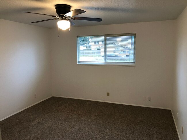 Building Photo - Updated single level 2 bedroom 1 bath duplex in Springfield!