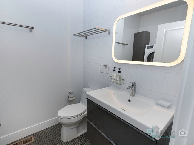 Building Photo - Fully Furnished Lake Oswego Gem!!!!