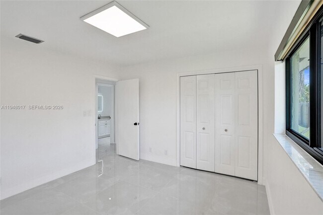 Building Photo - 16653 Golfview Dr