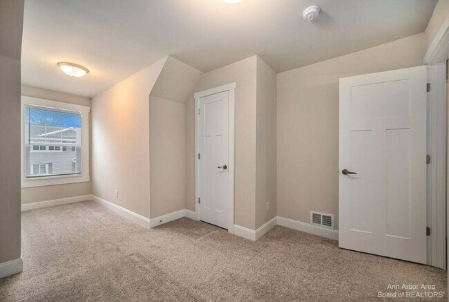 Building Photo - 1 Maple Vlg Ct