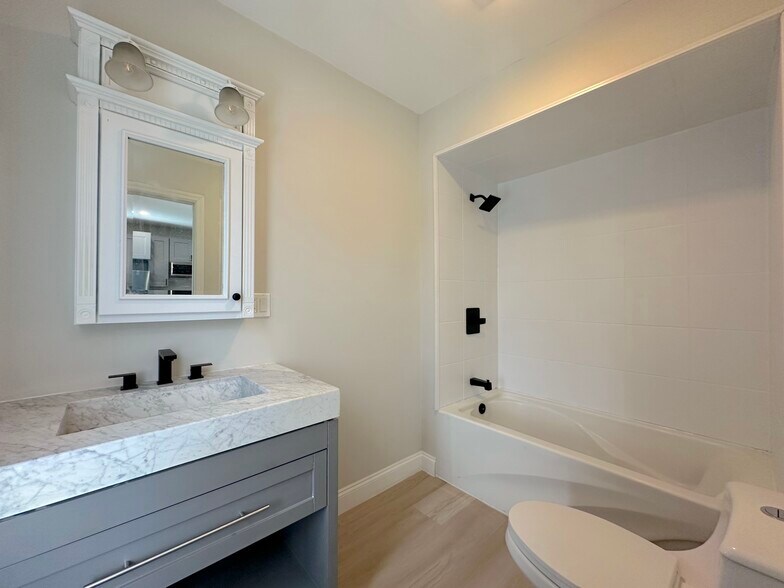 Building Photo - 190 N Miller St