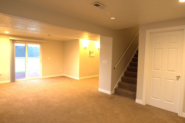 Building Photo - Large Family Home Ready for You!!