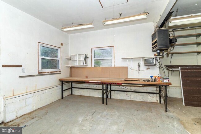 Building Photo - 520 Powell Rd