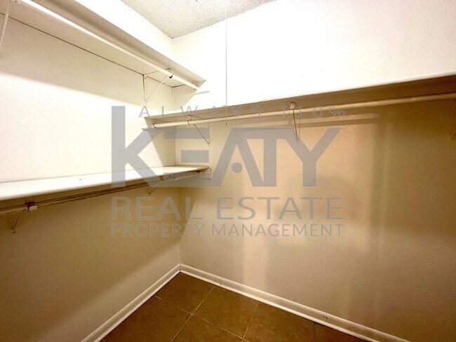 Building Photo - 803 Fox Run Ave