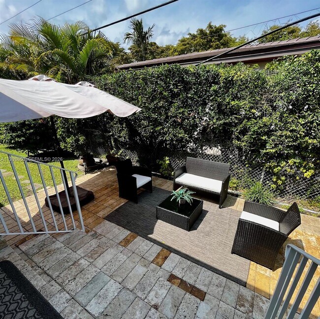 Building Photo - 411 Alesio Ave