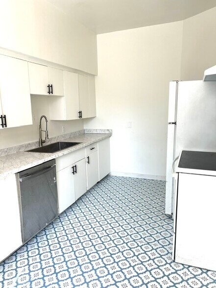 Building Photo - 714 S I St