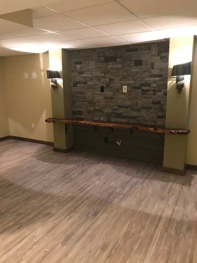 Building Photo - Beautiful State College townhouse available June!