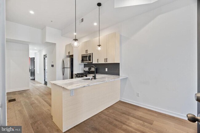 Building Photo - 2526 W Girard Ave