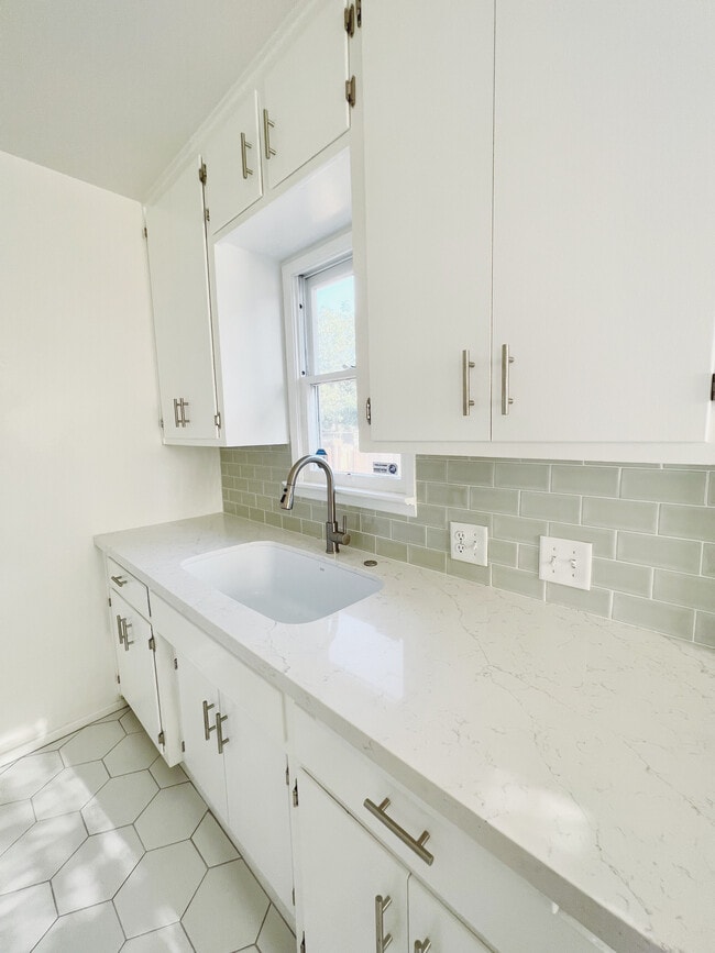 Kitchen - 2500 Drake St