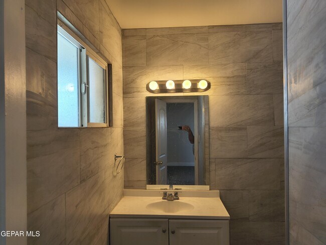 Building Photo - 714 N San Marcial St