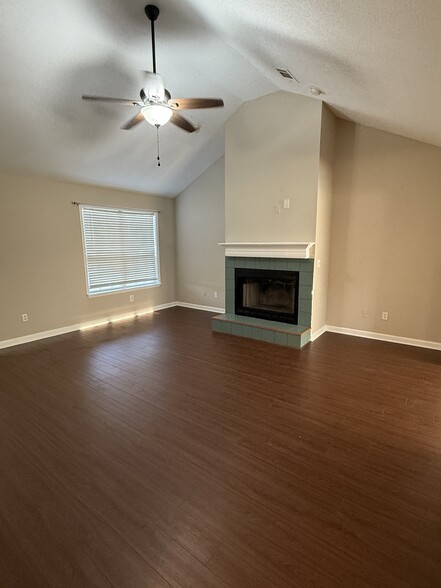 Building Photo - 116 E Pointe Cir