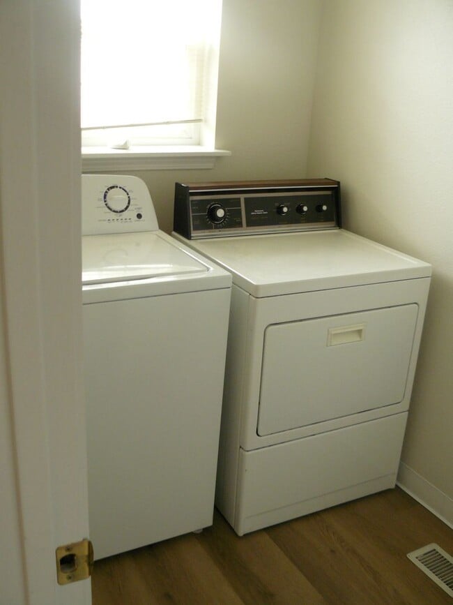 Building Photo - 2 Bedroom, 1.5 Bath Townhome