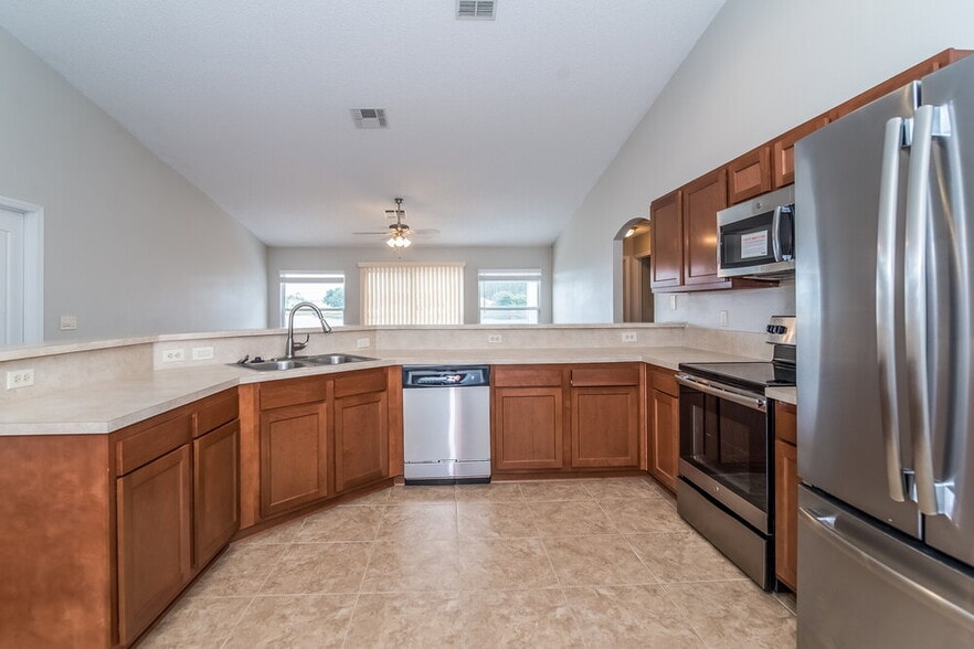 Building Photo - 975 Deer Spring Dr