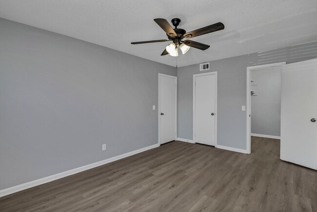 Building Photo - Walkable Downtown Lexington Living in Shadow Moss | Ground-Floor 2BR Retreat - Water sewer & tras...