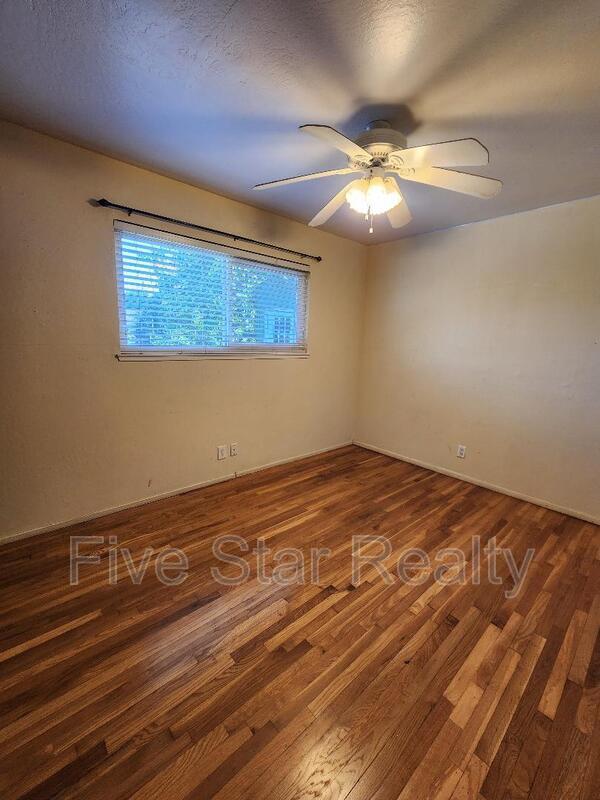 Building Photo - 544 Laurel Dr