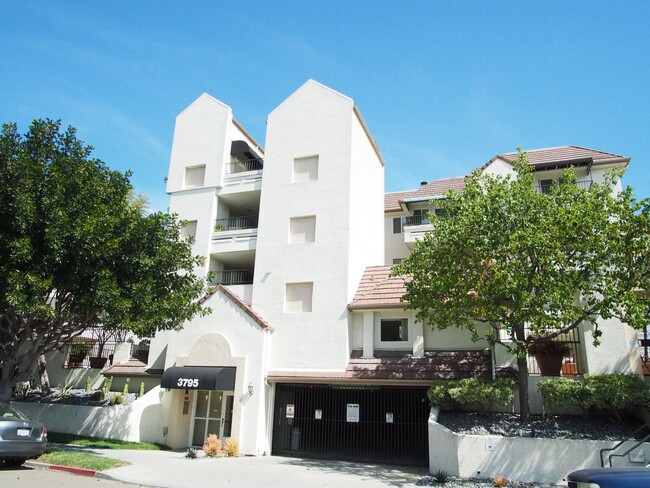 Building Photo - Upgraded 2 Bedroom 2 Bath Condo with Lots ...