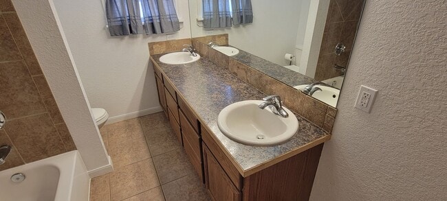 Building Photo - LARGE HOME WITH MANY UPDATES