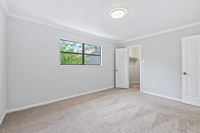Building Photo - 911 Montview Dr