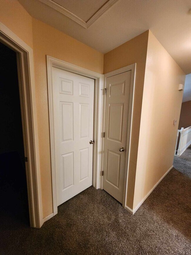 Building Photo - Spacious Three Bedroom!