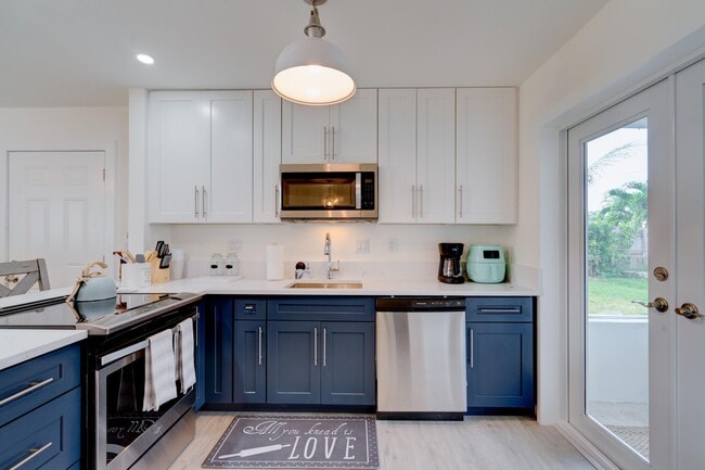 Building Photo - 1036 Coral Dr