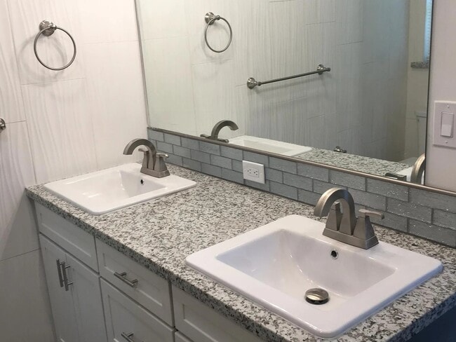 Building Photo - 1222 Palamos Ave