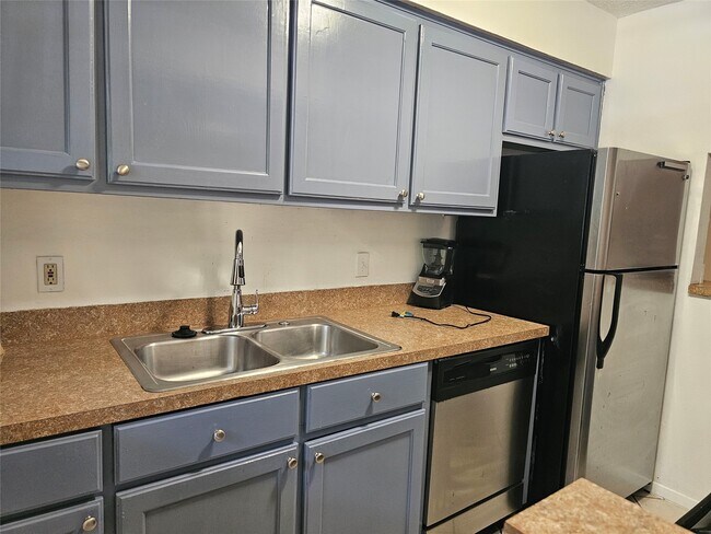Building Photo - 8287 Kingsbrook Rd