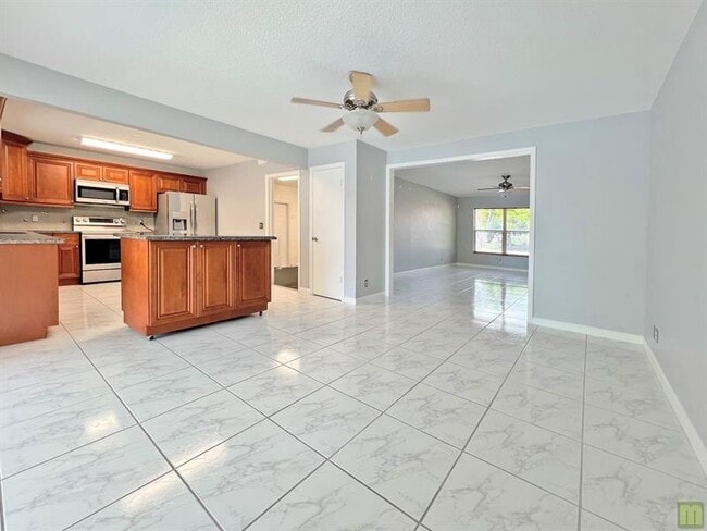Building Photo - 3318 NW 68th Ct
