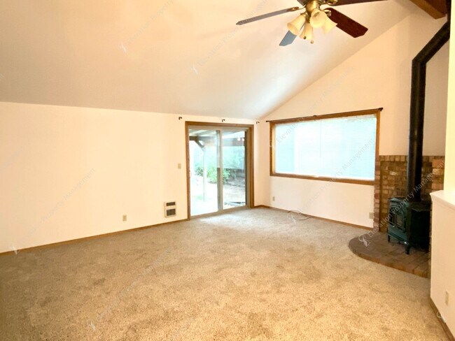 Building Photo - Bend Ranch-Style Home with Covered Patio &...