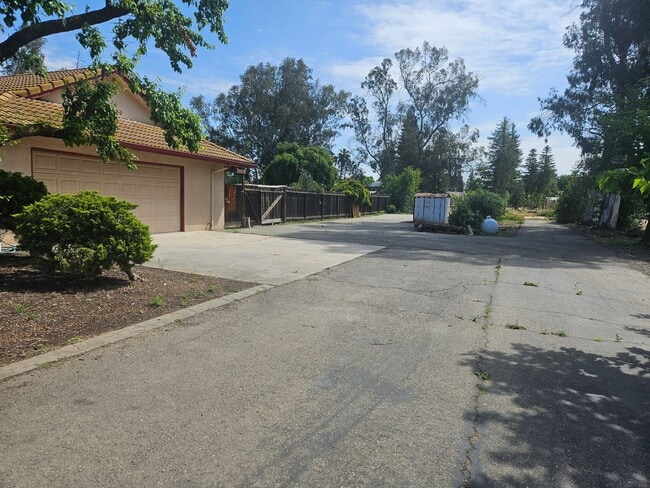 Building Photo - Spacious 4/2 with in-law suite and a pool!