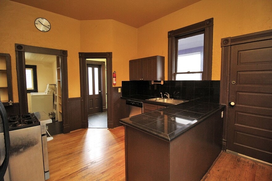 Building Photo - 5112 SE Hawthorne Blvd