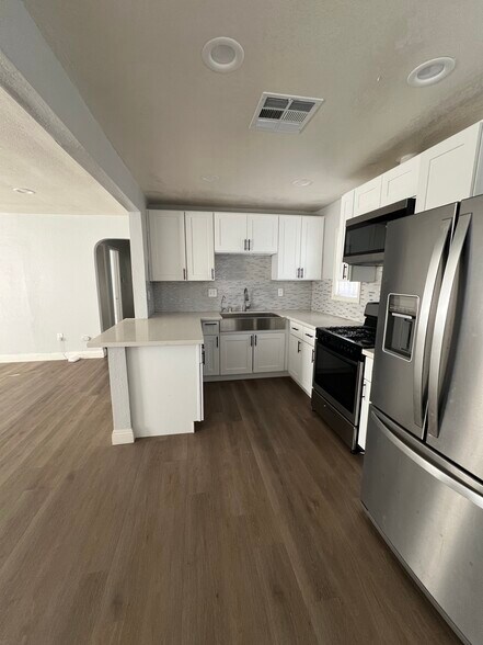 Building Photo - 15464 Pomona Rincon Rd