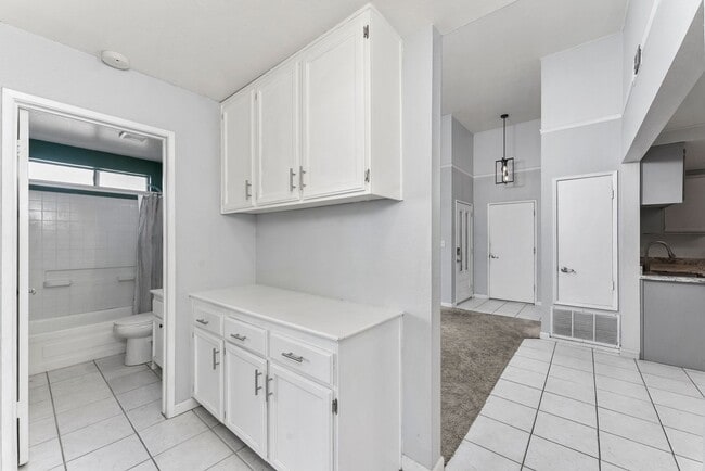 Building Photo - Charming 2 Bedroom 2 Bath Duplex