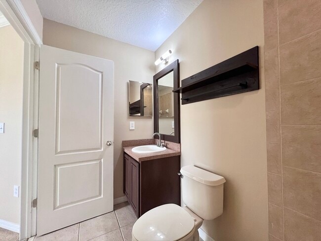 Building Photo - Gorgeous 3-bedroom, 2 1/2-bath End Unit To...