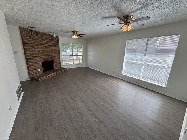 Building Photo - 2105 Courtney St