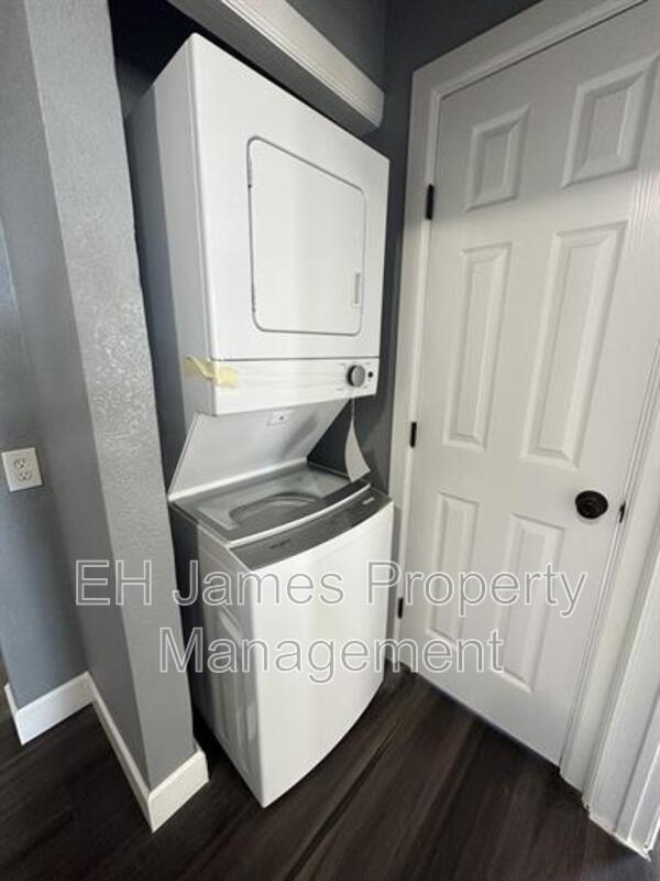 Building Photo - 2206 E 7th St