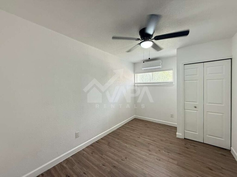 Building Photo - 411 Yolanda Dr