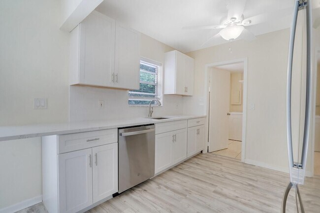 Building Photo - 3800 Calvin Ave