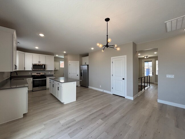 Building Photo - SPACIOUS HOME FOR RENT!