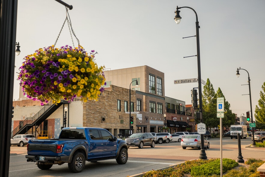 Building Photo - 222 S Main St