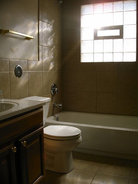 Tiled bathroom - 1319 Argo Ln