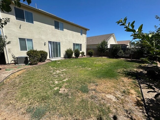 Building Photo - 4 bedroom 3 bathroom in Hanford!