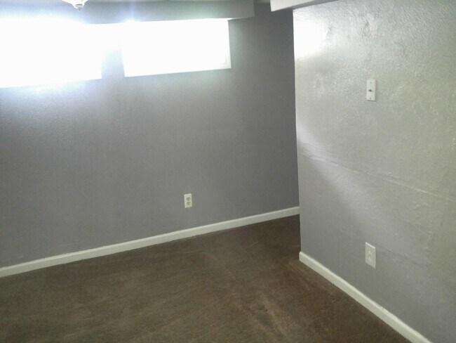 Building Photo - 3 Bedroom with easy access to freeway, downtown Grandview