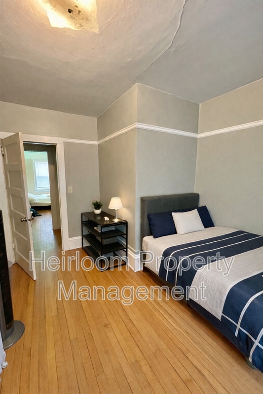 Building Photo - 1112 E 6th St