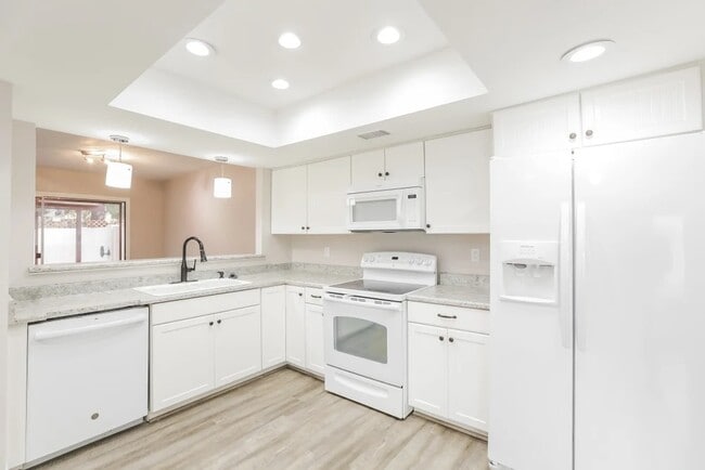 Building Photo - 2732 W Estrella Dr